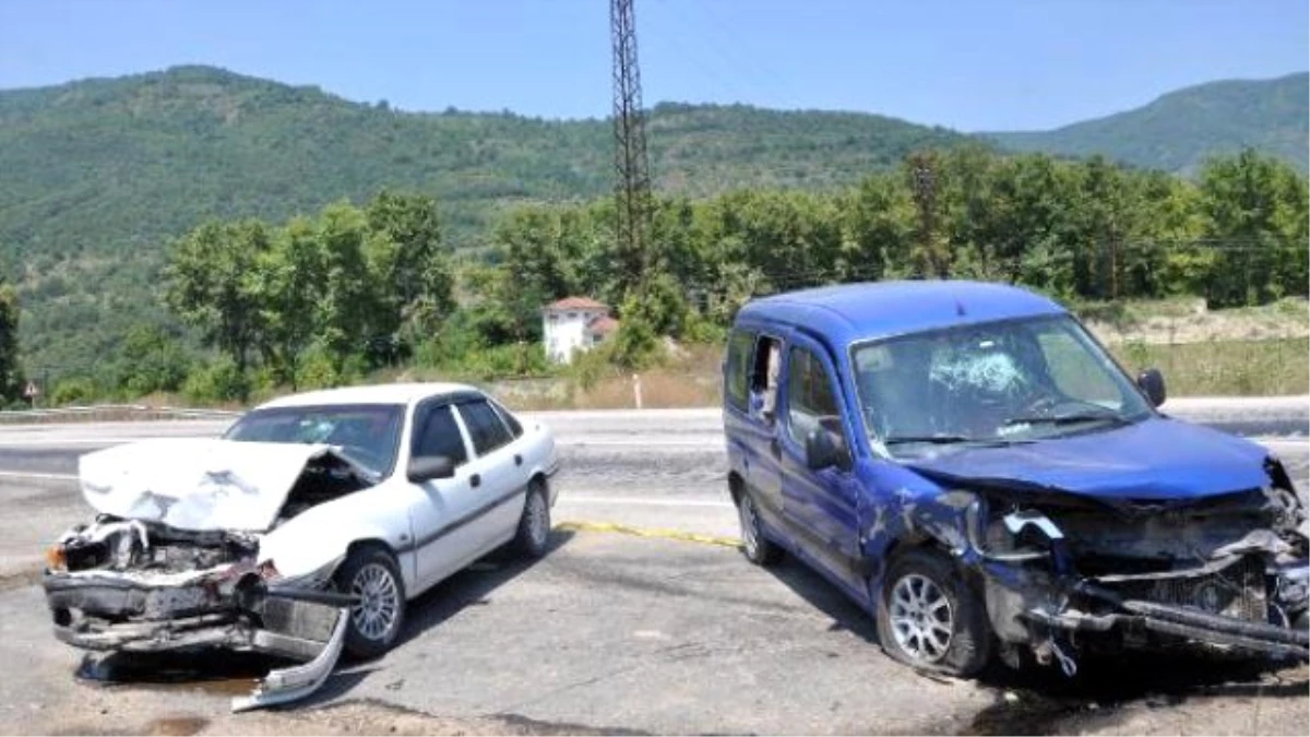 Karabük\'te 2 Otomobil Çarpıştı: 1 Ölü, 7 Yaralı
