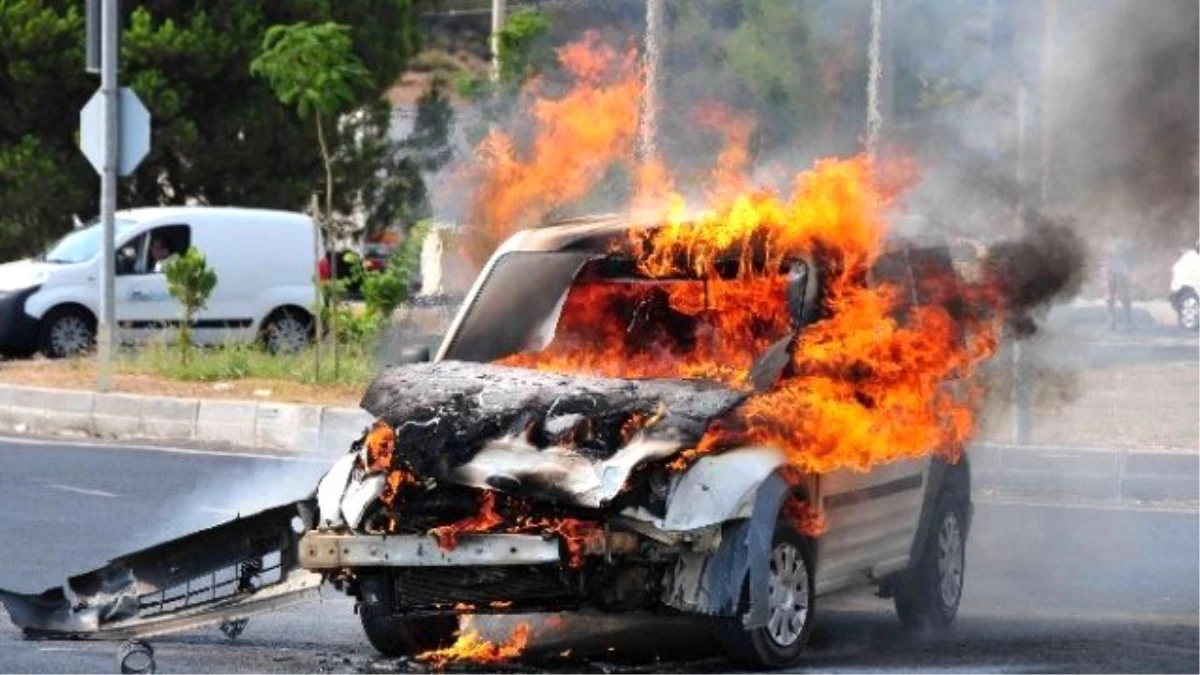 Kaza Yapan Otomobilde Çıkan Yangın Korkuttu
