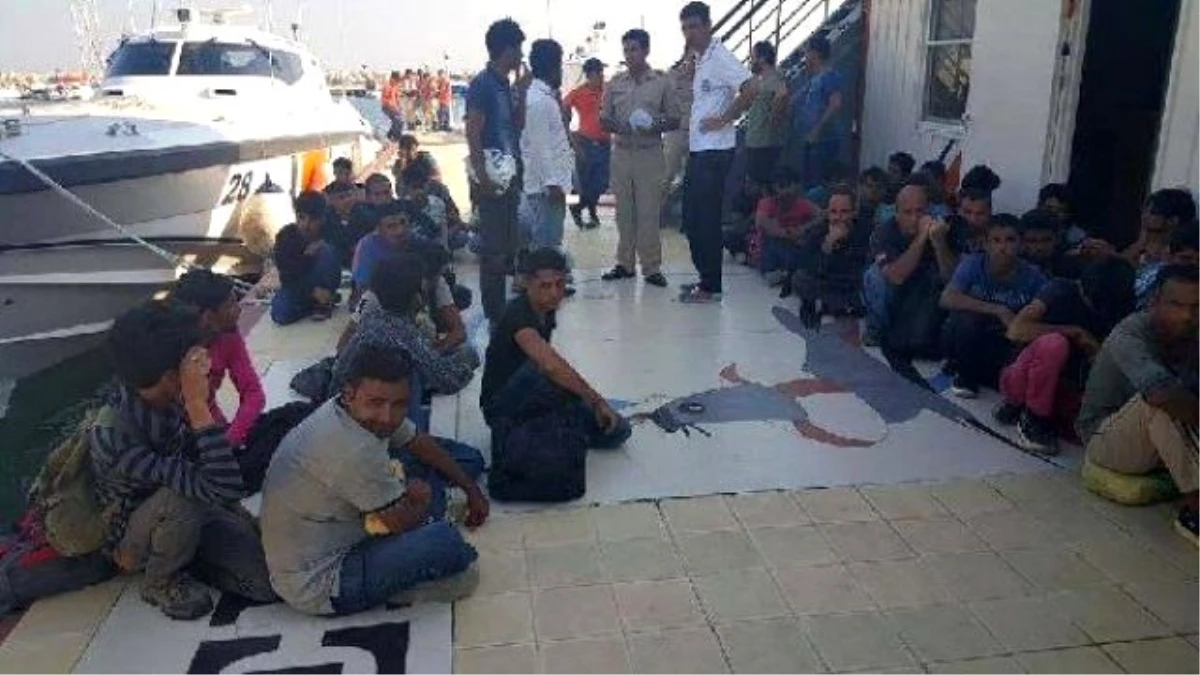 Küçükkuyu\'da Denizde Mahsur Kalan 600 Mülteci Kurtarıldı