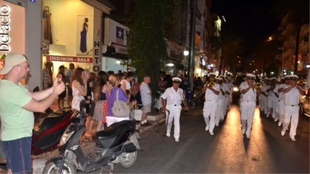 Kuşadası Sokaklarında Bando Coşkusu