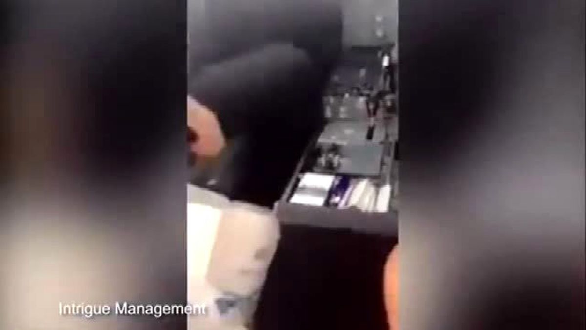 Pilot Kabininde Göğüslerini Açan Playboy Kızı Kuveyt de Kriz Yarattı