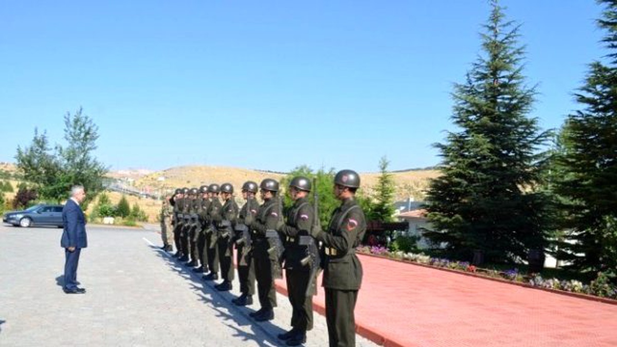 Vali Kamçı, Albay Yılmaz\'ı Ziyaret Etti