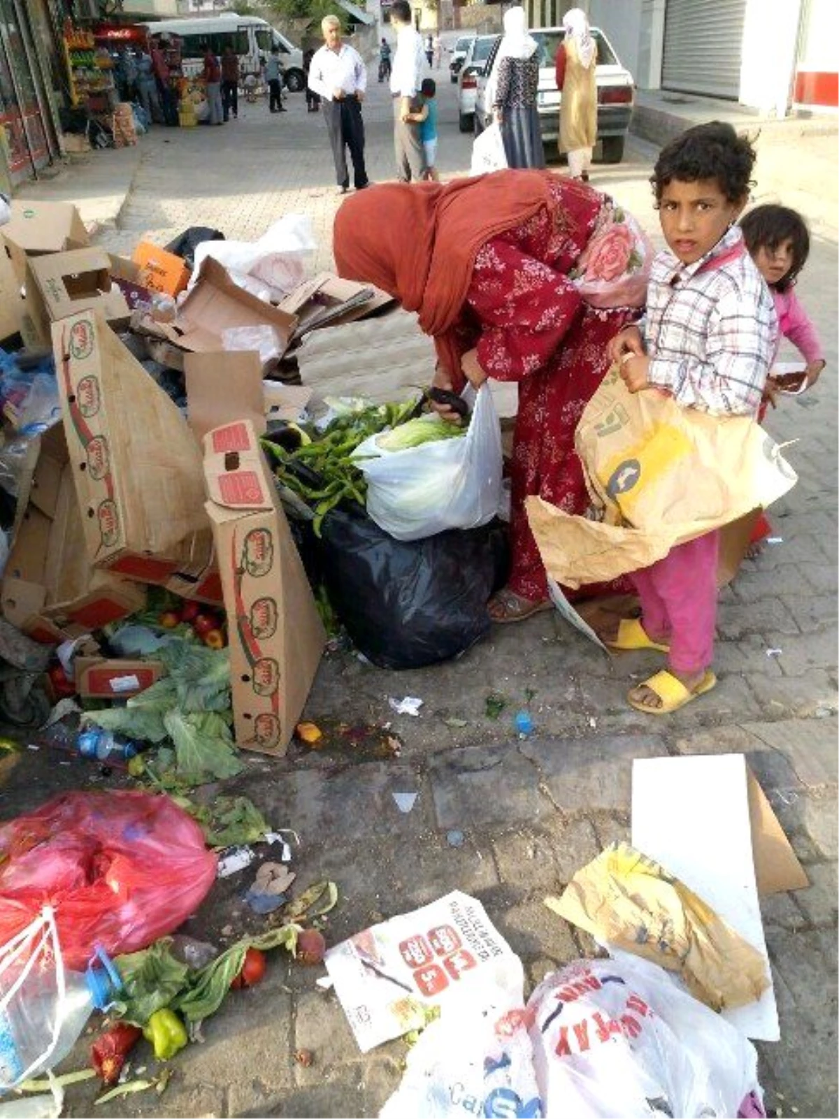 Yoksulluktan Çöplerde Yiyecek Arıyorlar