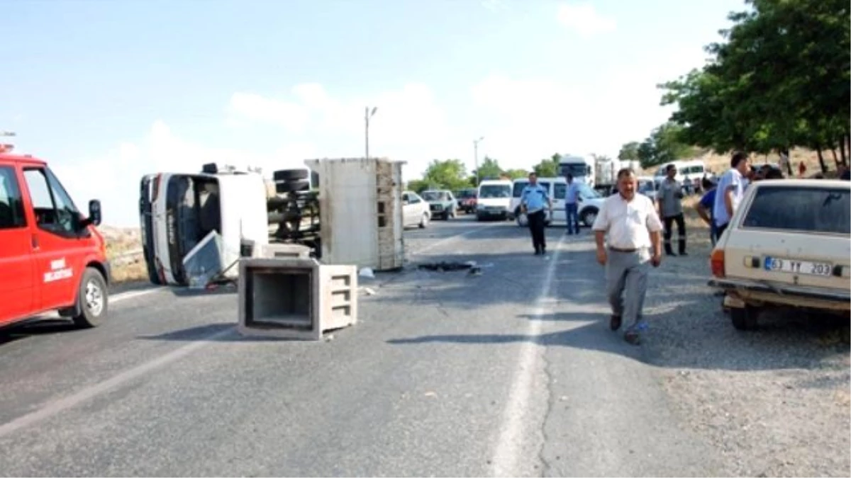 Adıyaman\'da Kamyonet Devrildi: 1 Ölü, 4 Yaralı