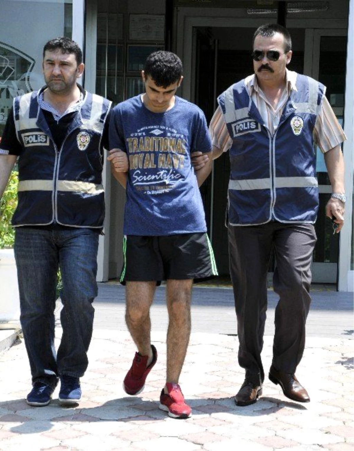 Antalya\'da Evlerden Hırsızlık Yapan Zanlı Yakalandı