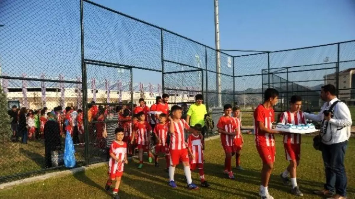 Antalyasporlu Miniklerden Ağabeylerine Hoş Geldin Pastası