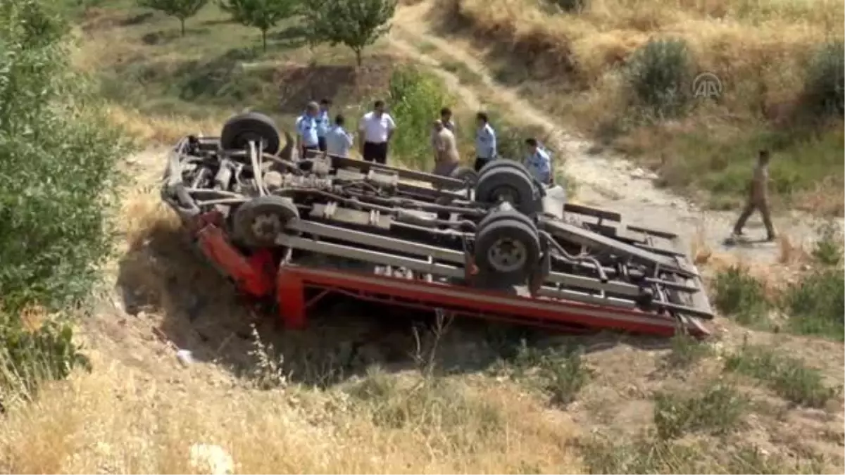 Malatya\'da Arızalanan Aracı Taşıyan Çekici Devrildi: 6 Yaralı