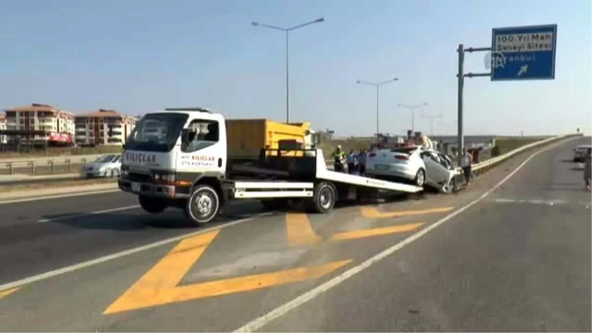 Bariyerlere Çarpan Otomobilden Yaralı Kurtuldu