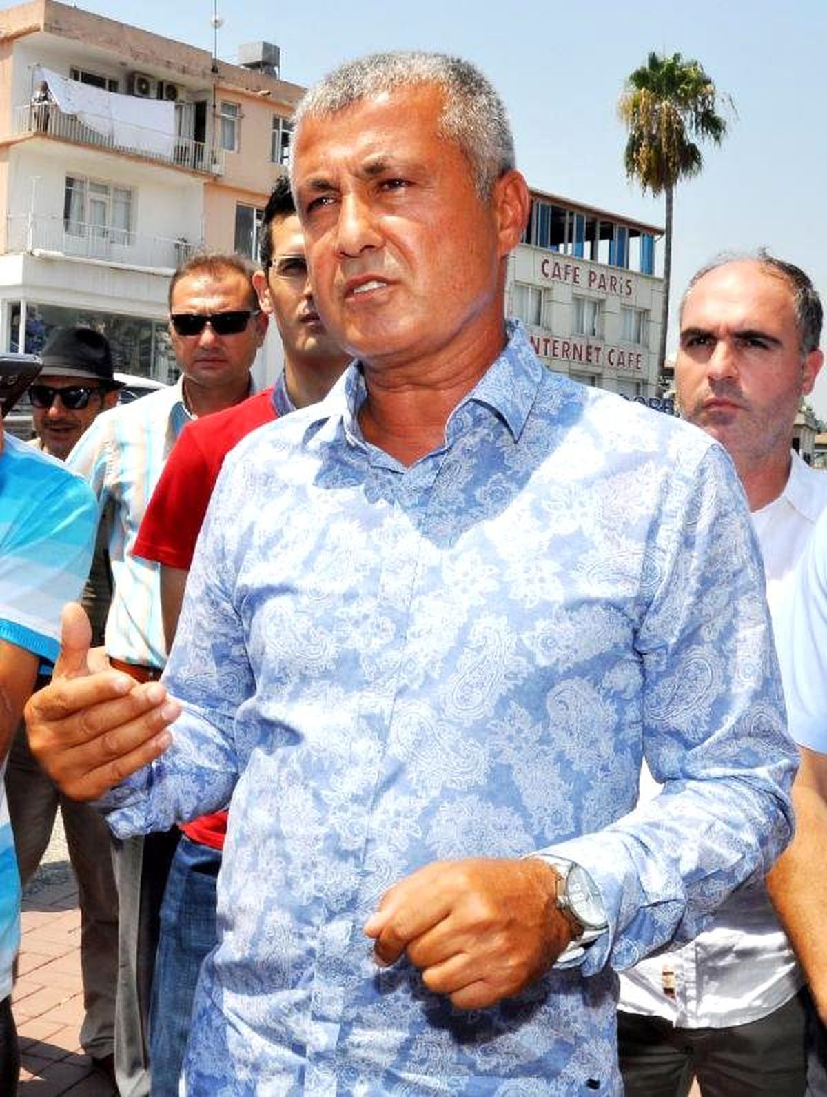 Belediye Başkanı Halka Cibinlik Dağıttı