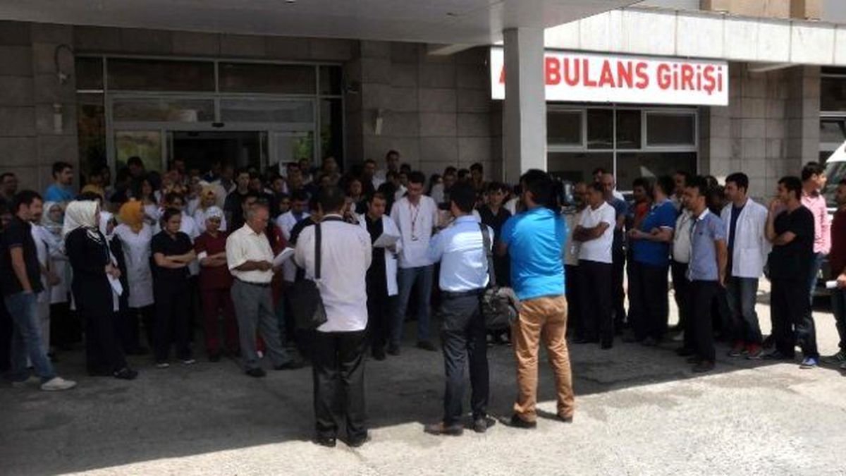 Bitlis\'teki Sağlık Personellerinden Basın Açıklaması
