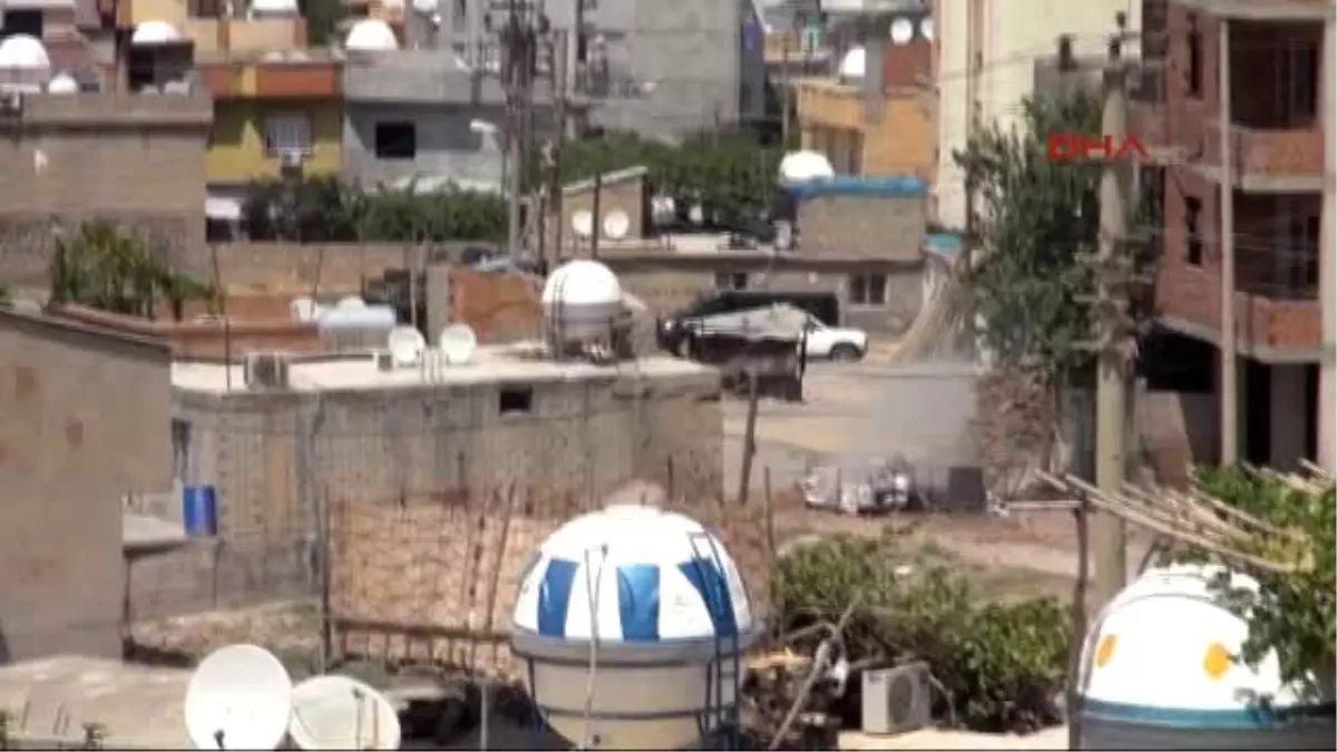 Cizre\'de Göstericiler, Barikatları İş Makinasıyla Kaldıran Polisle Çatıştı