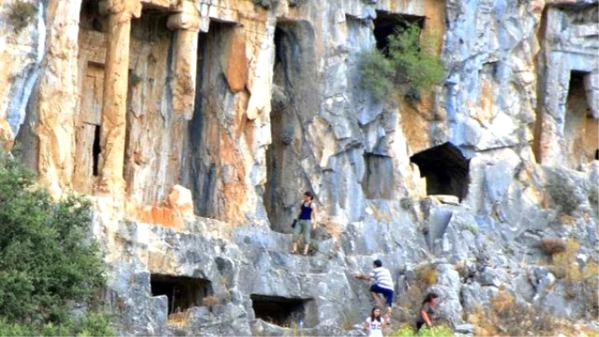 Dalyan\'daki Tarihi Kaya Mezarları Tel Örgüyle Korunacak