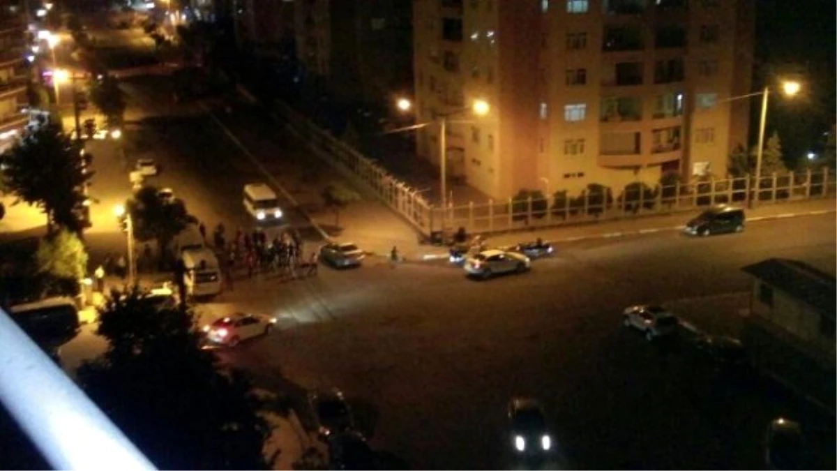 Diyarbakır\'da Göstericiler Yol Kapattı