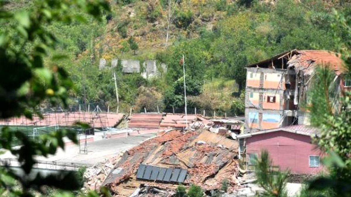 Heyelanda 3 Katlı Okul Çöktü