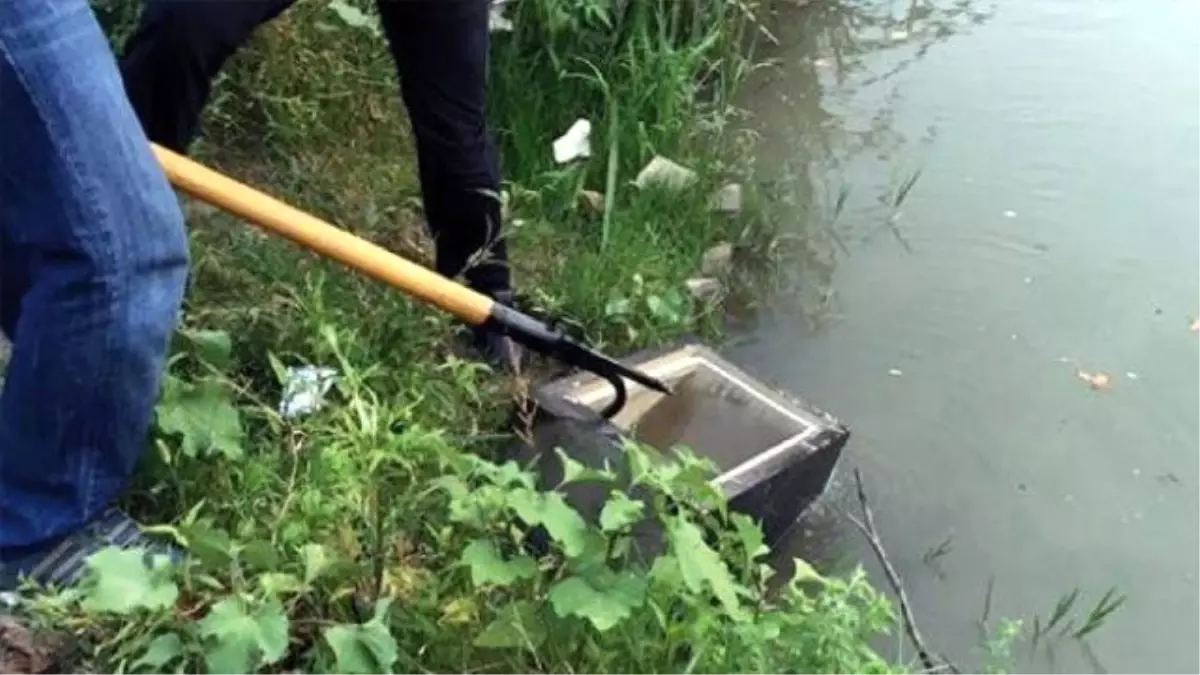 Hırsızlar Çelik Kasayı Boşalttıktan Sonra Çaya Attı