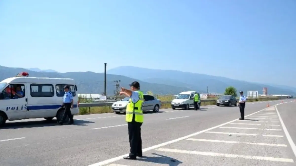 Kargı Polisi Araç Sürücülerini Denetledi