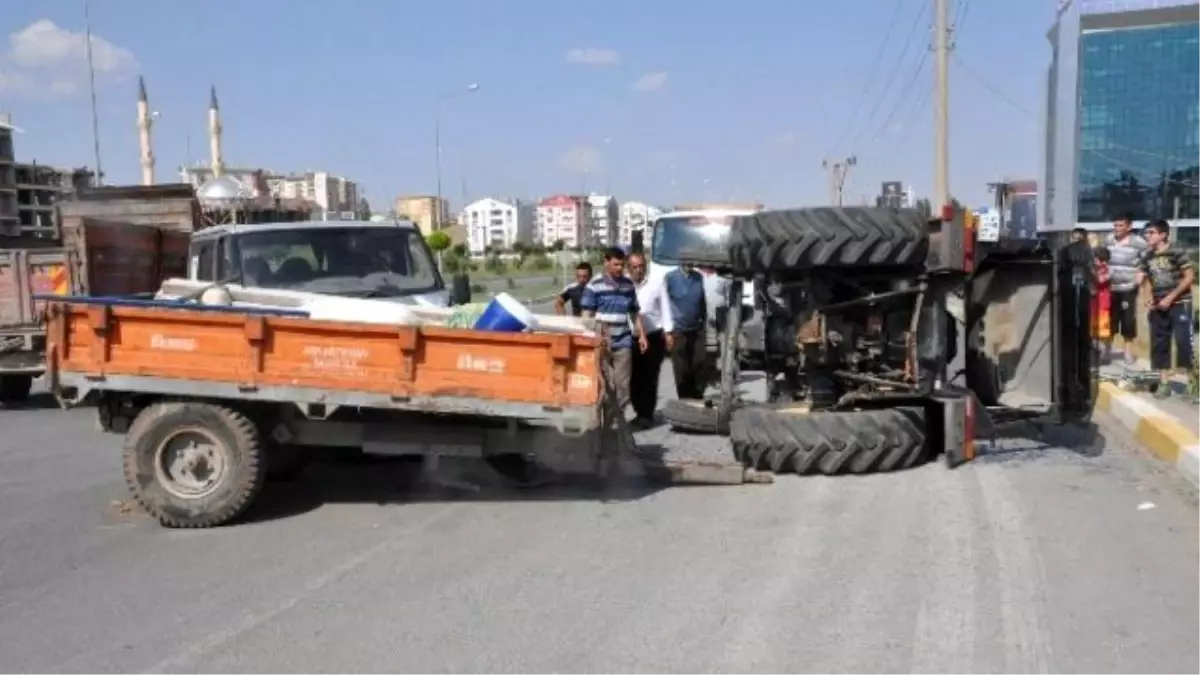 Traktör ile Minibüs Çarpıştı: 3 Yaralı