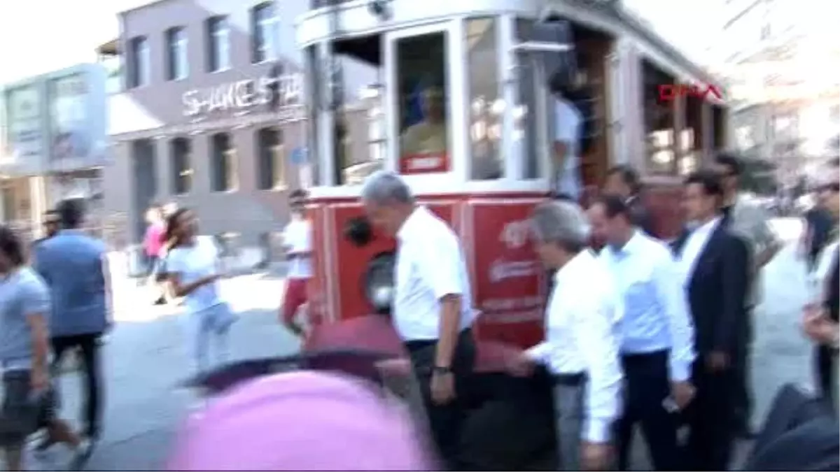 AB Bakanı Bozkır Tramvaya Bindi, İstiklal Caddesi\'nde Dolaştı