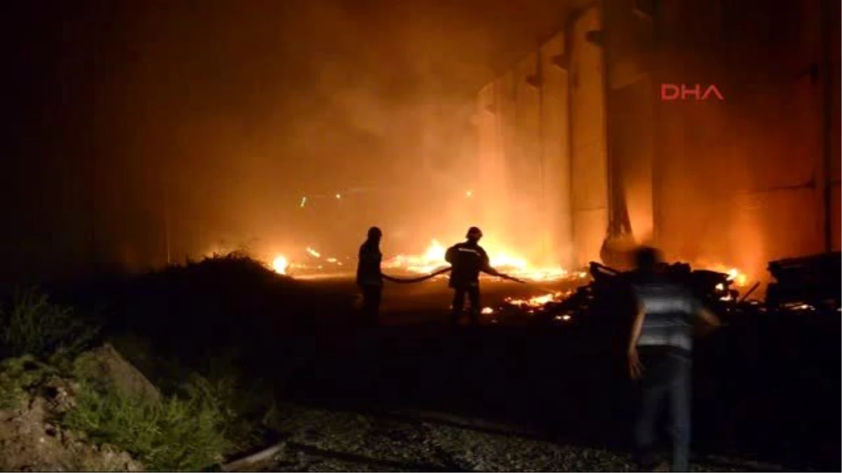 Akhisar Strafor Fabrikasında Yangın Çıktı