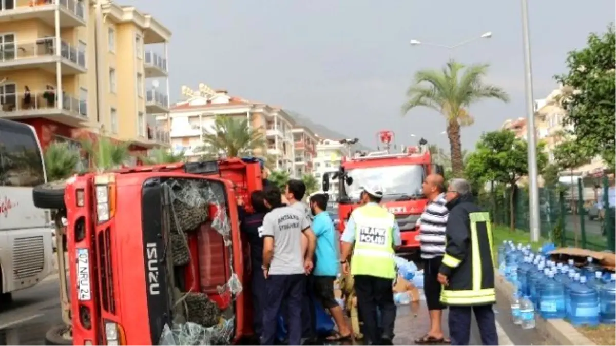 Alanya\'da Yarım Saatlik Sağanak Yağış Kazalara Neden Oldu