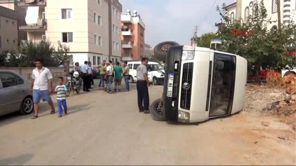 Antalya\'da Kamyonetin Çarptığı Servis Devrildi: 1 Yaralı