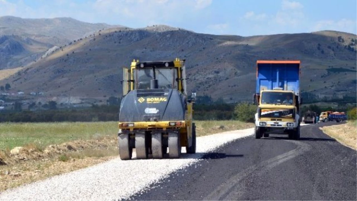 Büyükşehir Belediyesi Korkuteli Taşkesiği Yolunu Asfaltladı