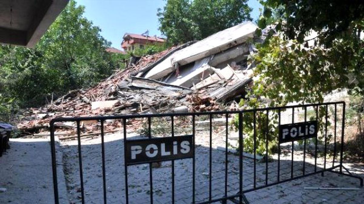 Devrek\'teki Heyelanda 3 Bina ve 1 Okul Yıkıldı