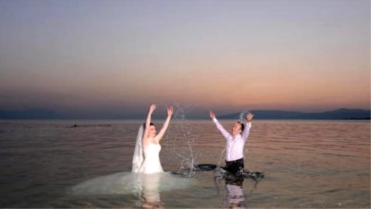 Düğün Çekiminde Sıcaktan Bunalan Gelin-damat İznik Gölü\'ne Girerek Poz Verdi