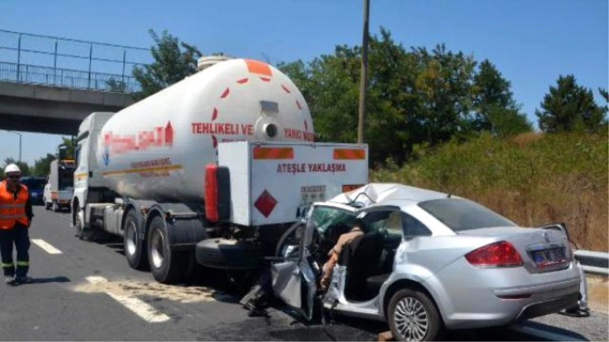 Gaz Yüklü Tankere Arkadan Çarpan Otomobilin Sürücüsü Öldü