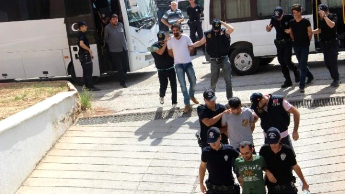 Gaziantep\'te PKK ve Kck Operasyonunda Gözaltına Alınan Zanlılar Adliyeye Sevk Edildi