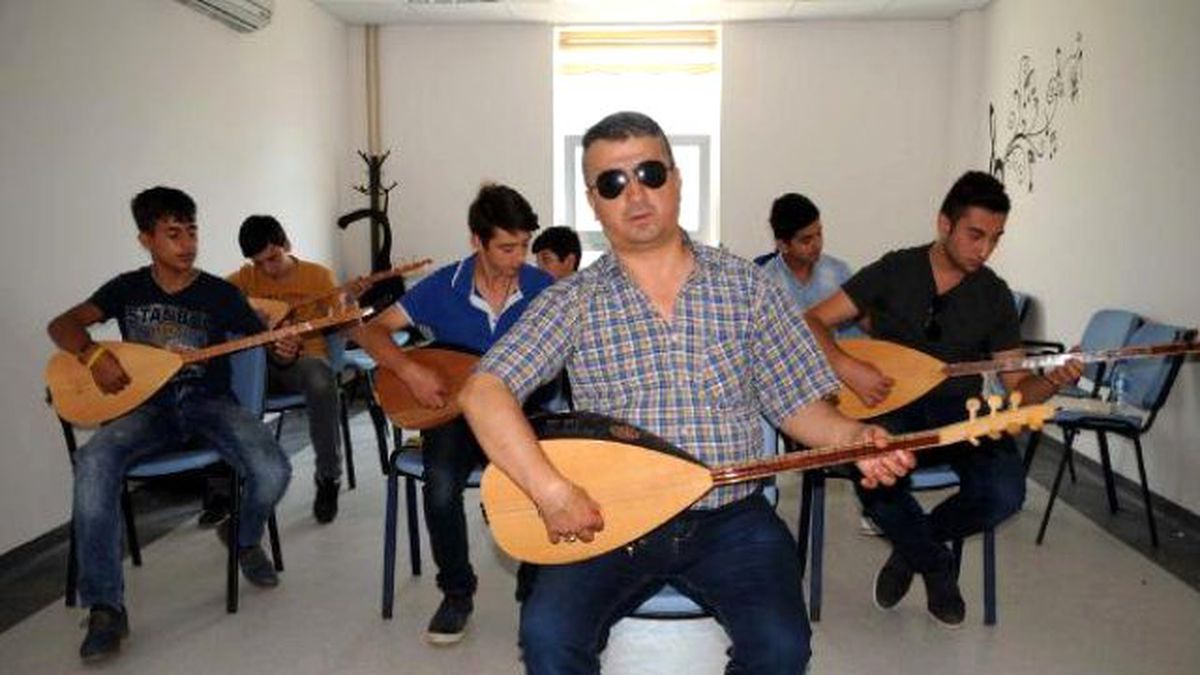 Görme Engelli Eğitmen 19 Yılda 3 Bin 500 Kişiye Bağlama Öğretti