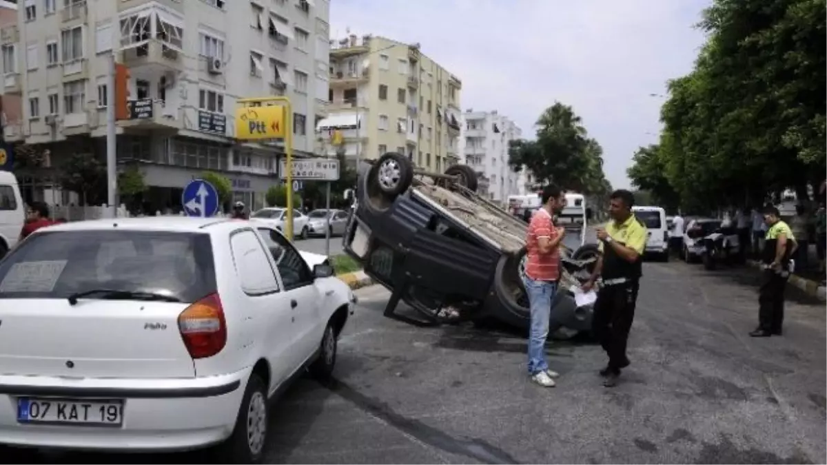 Hafif Ticari Araç Takla Attı: 1 Yaralı