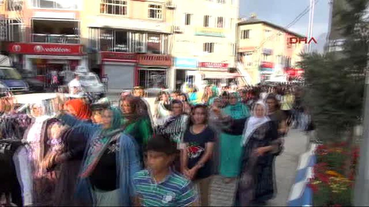 Hakkari\'de Dbp ve Hdp\'liler, PKK\'ya Operasyonu Protesto Etti