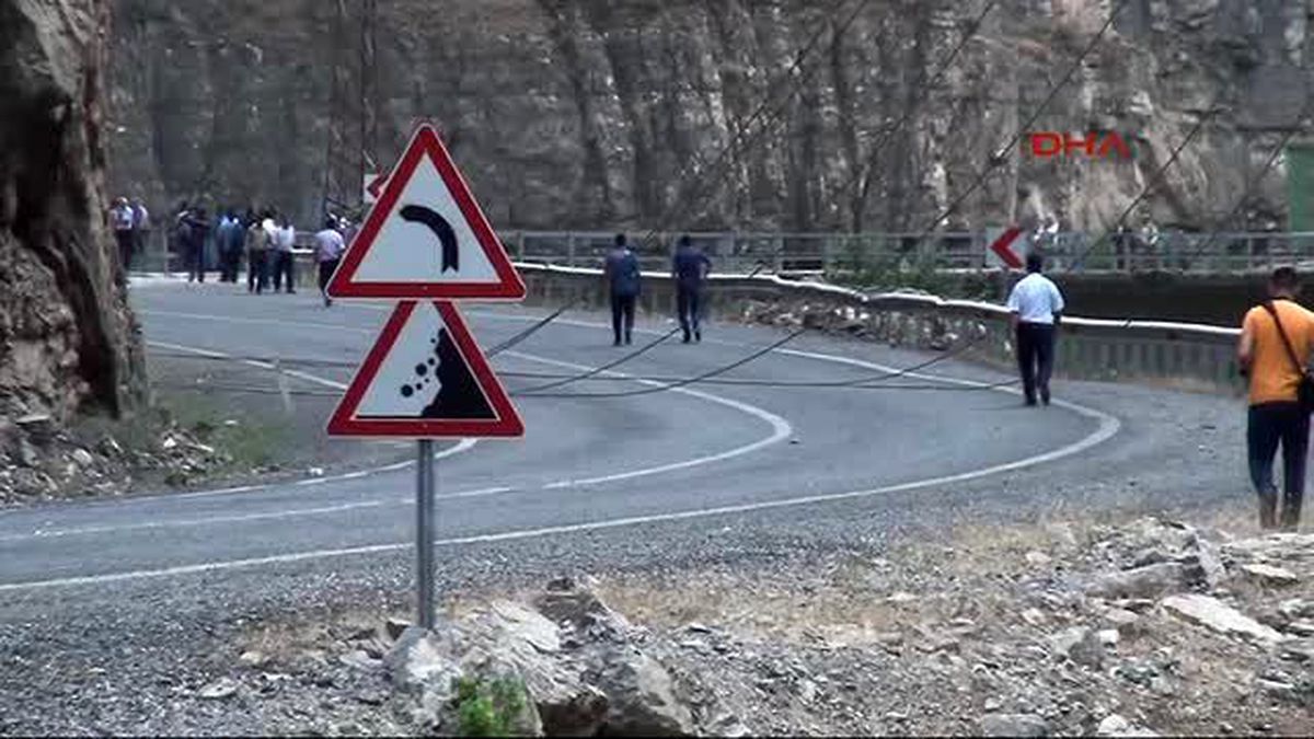 Hakkari Pkk, Hakkari-Çukurca Karayolunda 2 Araç Yaktı