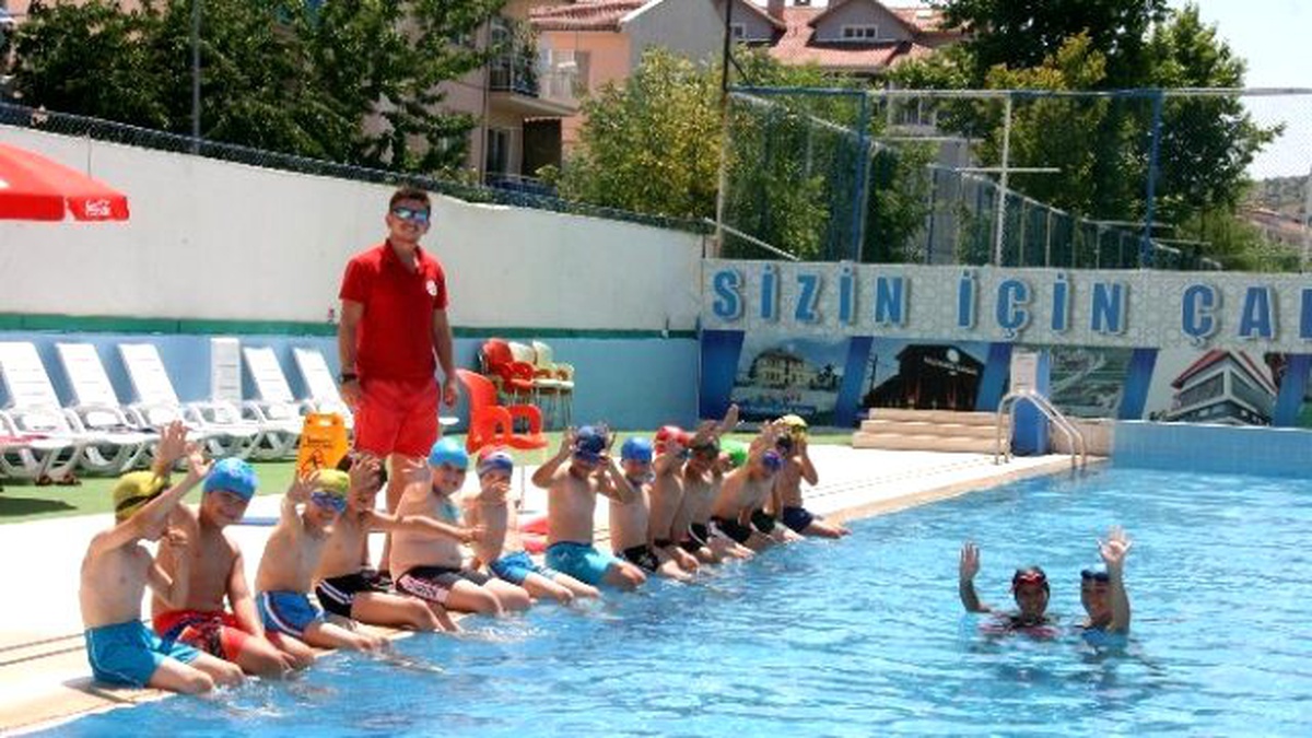 Hem Yüzme Öğreniyorlar Hem de Serinliyorlar