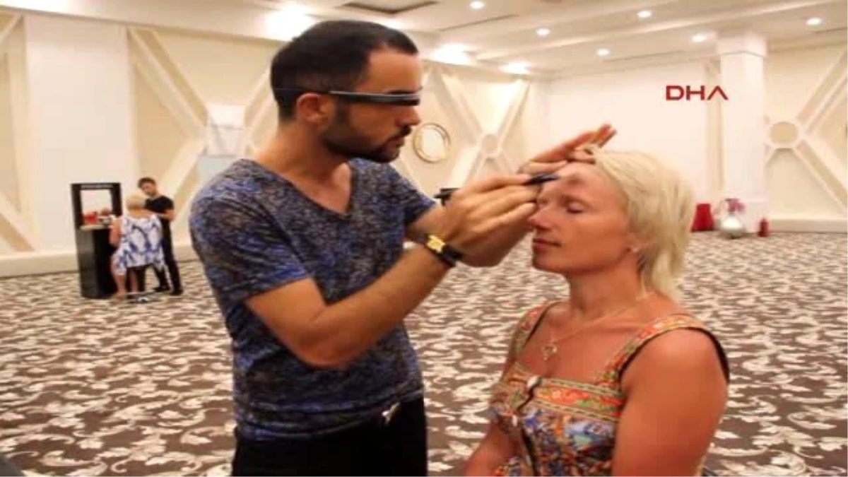 Kadın Turistlere Teknolojik Gözlükle Makyaj