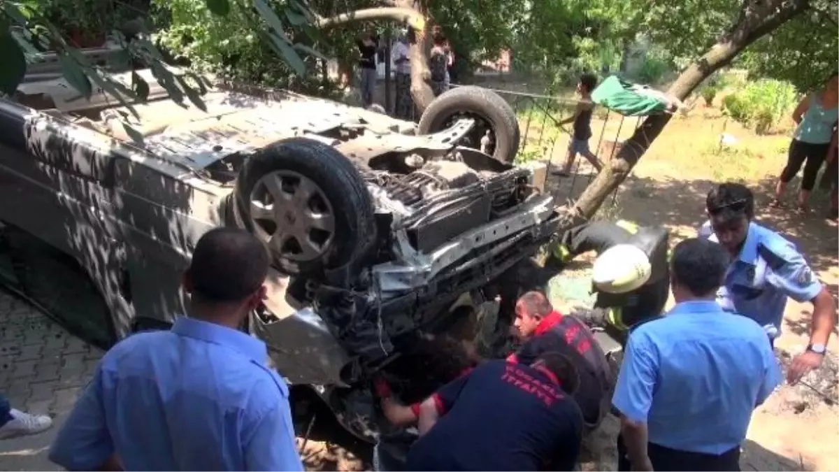 Kocaeli\'de Kaza Yapan Araç Evin Bahçesine Uçtu: 2 Yaralı