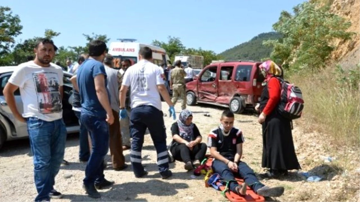 Niksar\'da Zincirleme Trafik Kazası: 10 Yaralı