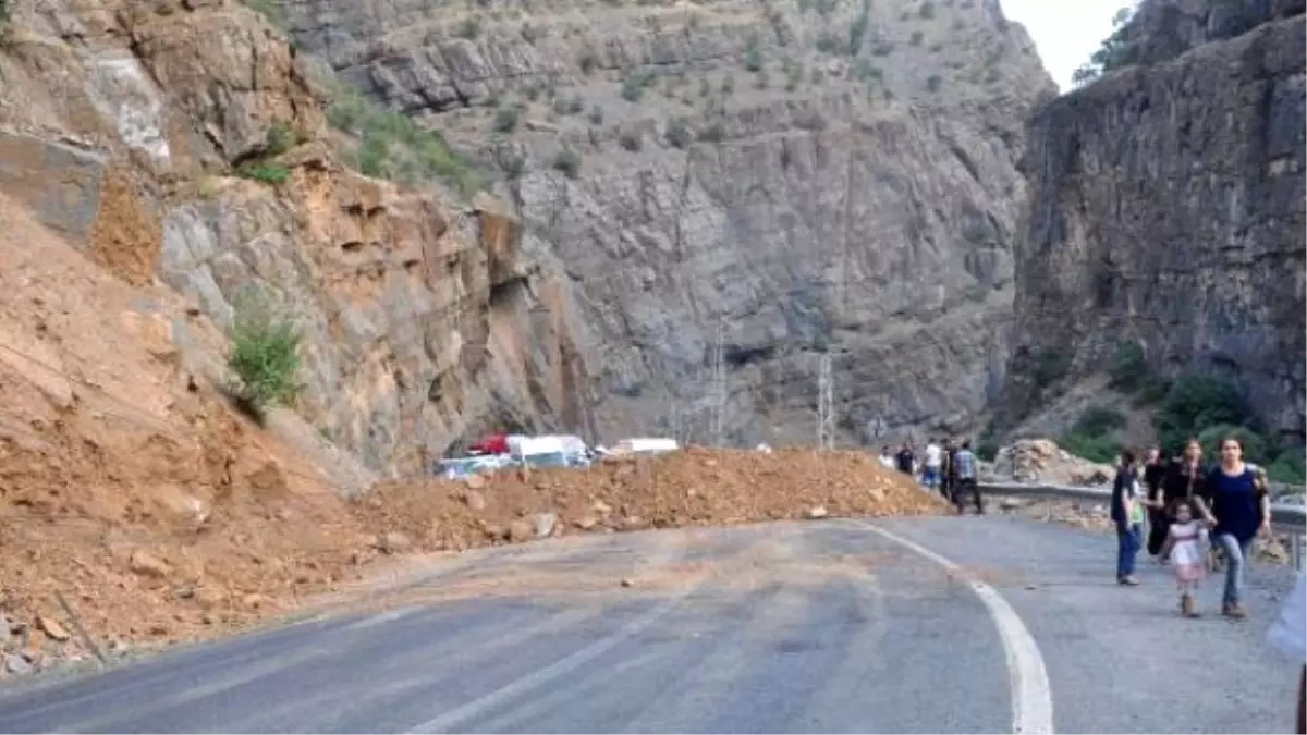 Pkk, Hakkari-Çukurca Karayolunda 2 Araç Yaktı