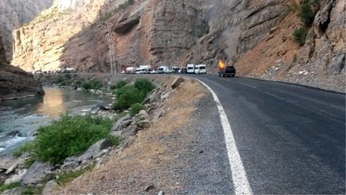 PKK İki Aracı Ateşe Verdi