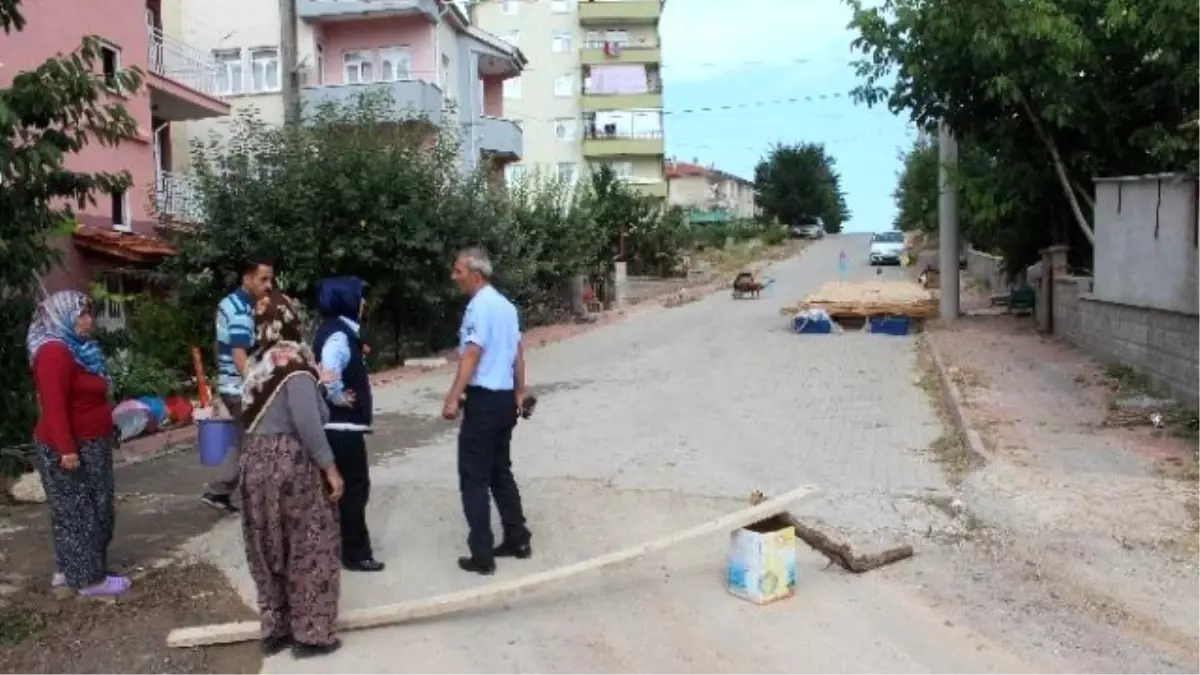 Yollara Serilen Tarhanalara Zabıta Müdahalesi