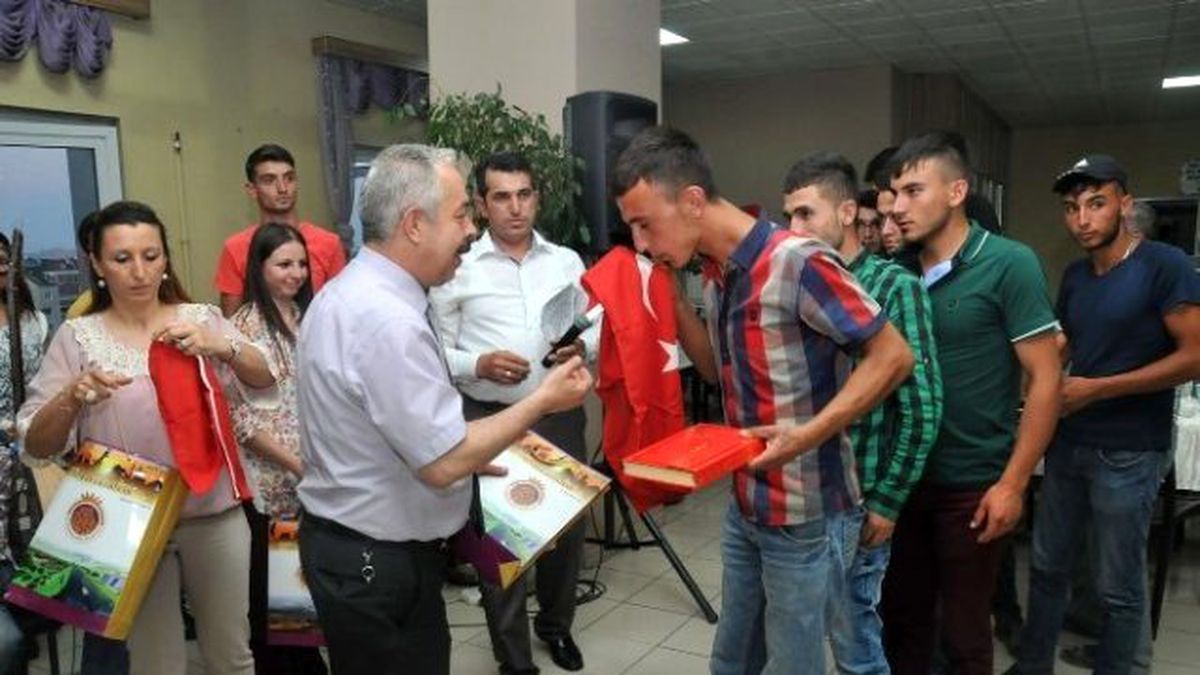 Afyonkarahisar\'ın Kınalı Kuzuları Dualarla Askere Uğurlandı