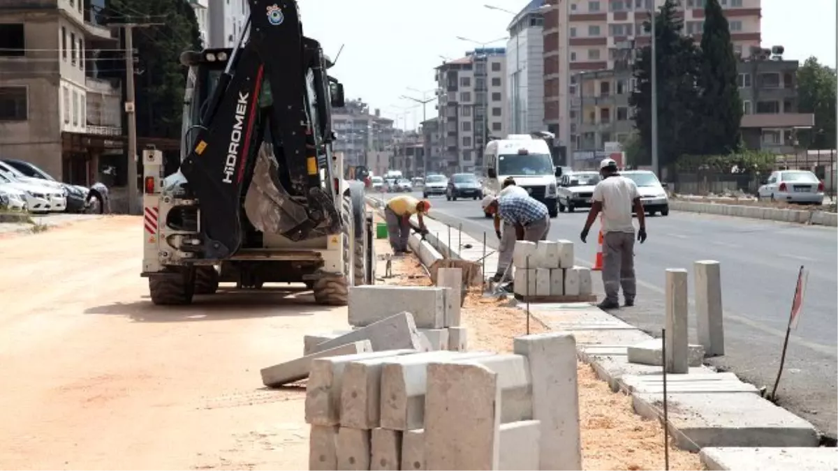 Antakya - İskenderun Yoluna Kaldırım Yapılıyor