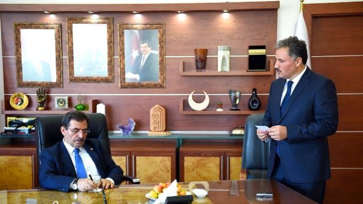 Bakan Güllüce Malatya Büyükşehir Belediyesi\'ni Ziyaret Etti