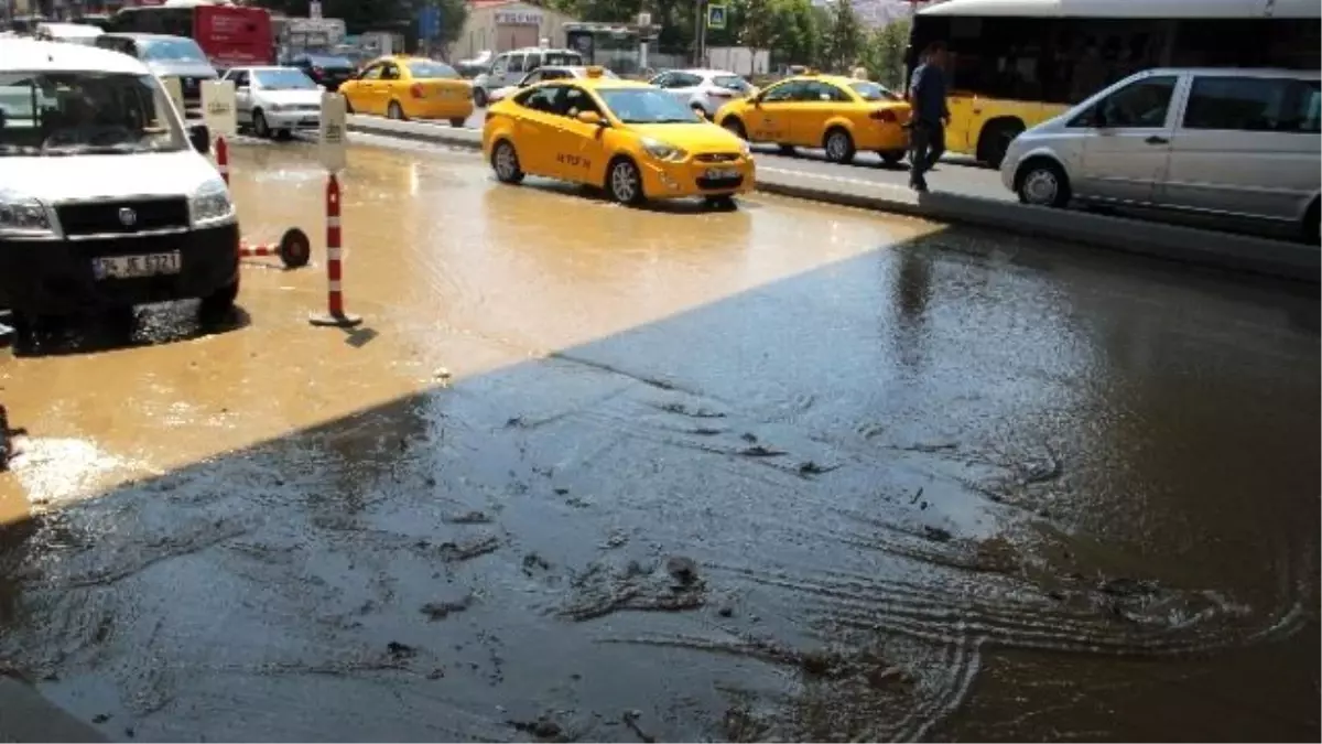 Beyoğlu\'nda Patlayan Boru Mahalleyi Sular Altında Bıraktı