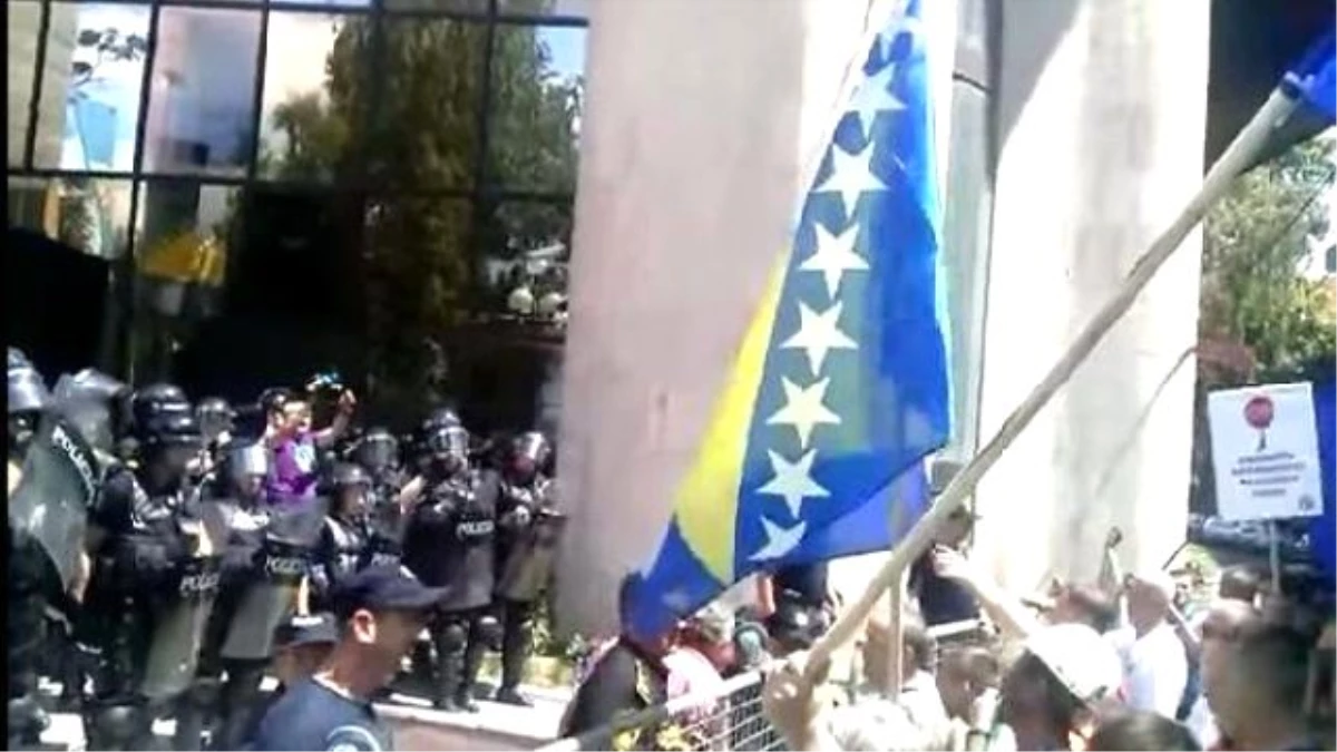Bosna\'da Protestolarla Geri Çekilen Tasarı, İşçiler Dağılınca Parlamentodan Geçti