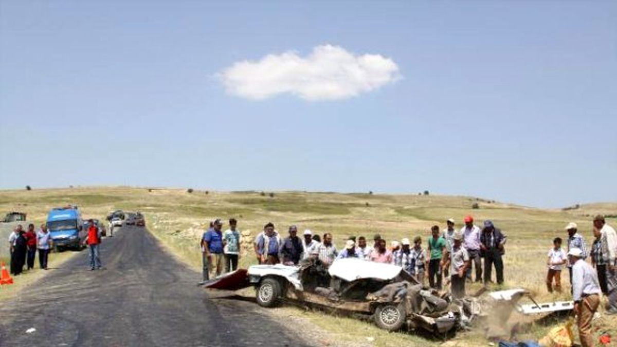 Çankırı\'da Otomobille Traktör Çarpıştı: 3 Ölü, 4 Yaralı