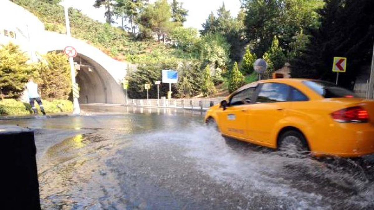 Dolmabahçe Tünel Girişinde Su Patlağı Tehlike Yaratıyor