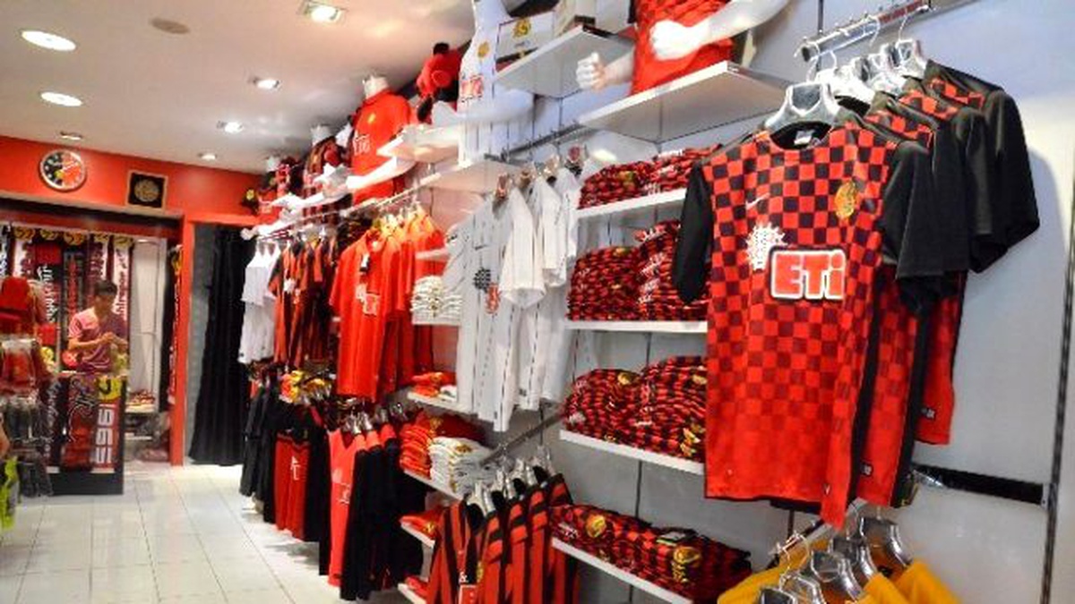 Eskişehirspor\'un Yeni Sezon Formaları Mağazalarda
