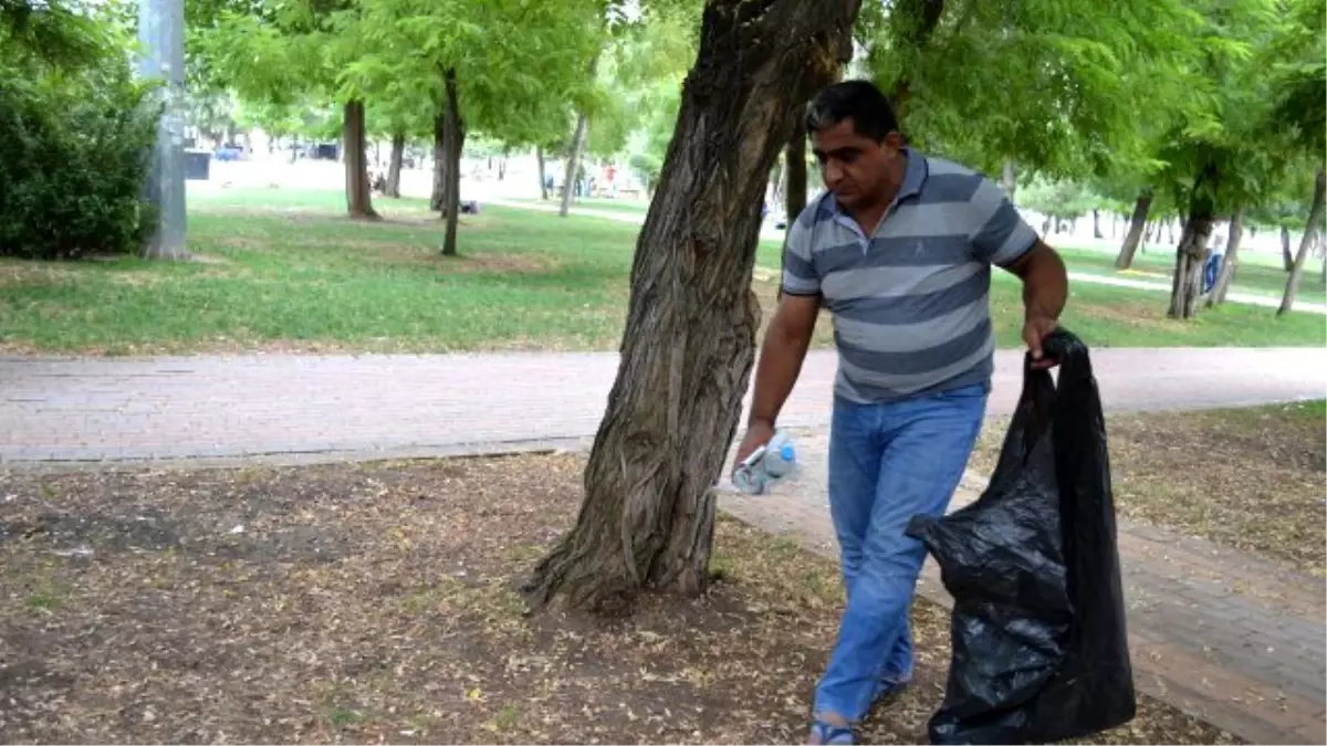 Gönüllü Olarak Parklardan Çöp Topluyor